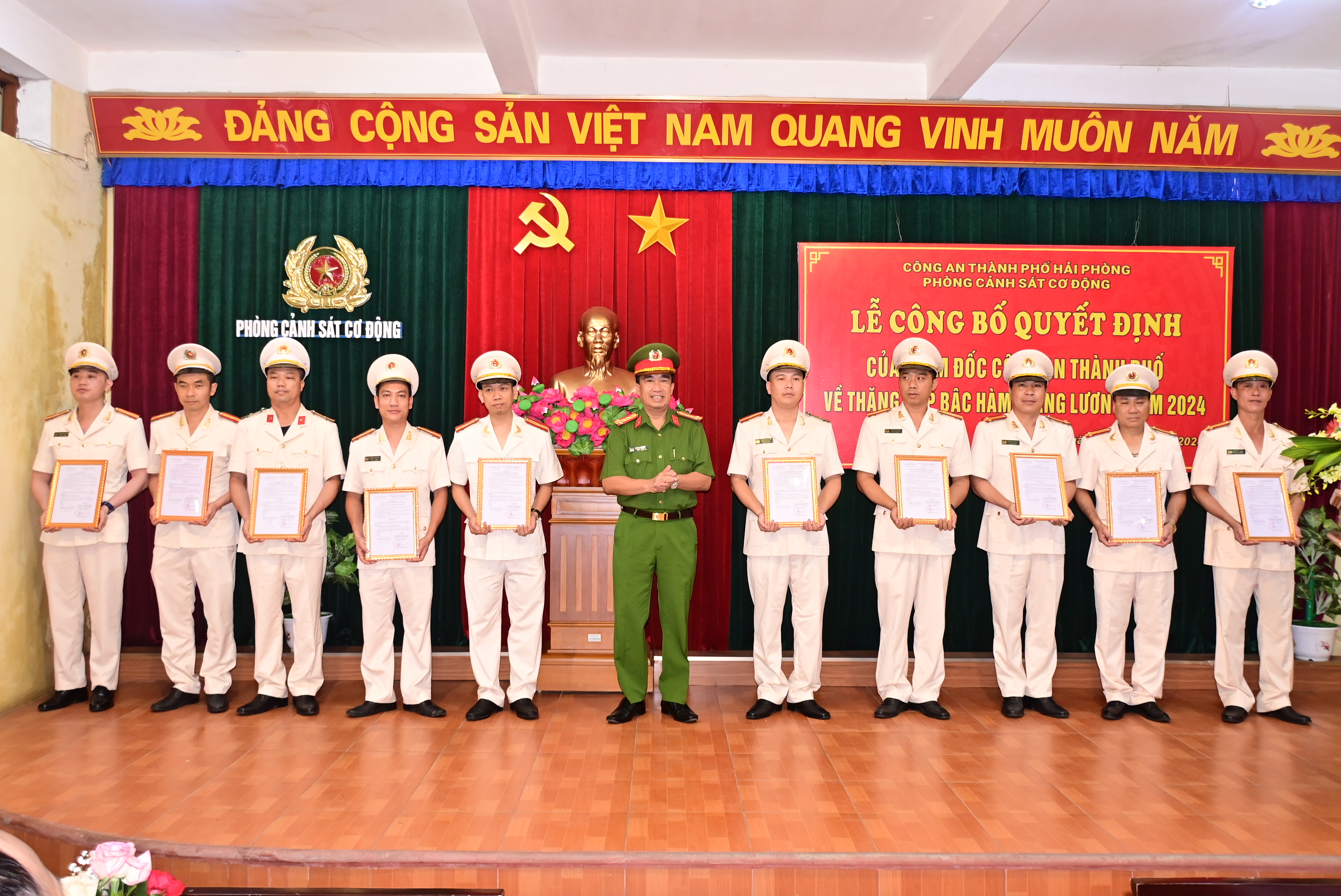 Phòng Cảnh sát cơ động - CATP: 54 CBCS được nâng lương, thăng cấp bậc hàm năm 2024